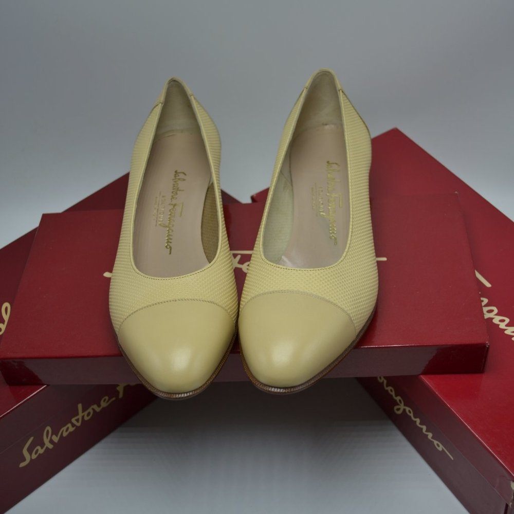 (NIB ) SALVATORE FERRAGAMO CREAM SLIP ON SIZE 9.5 B